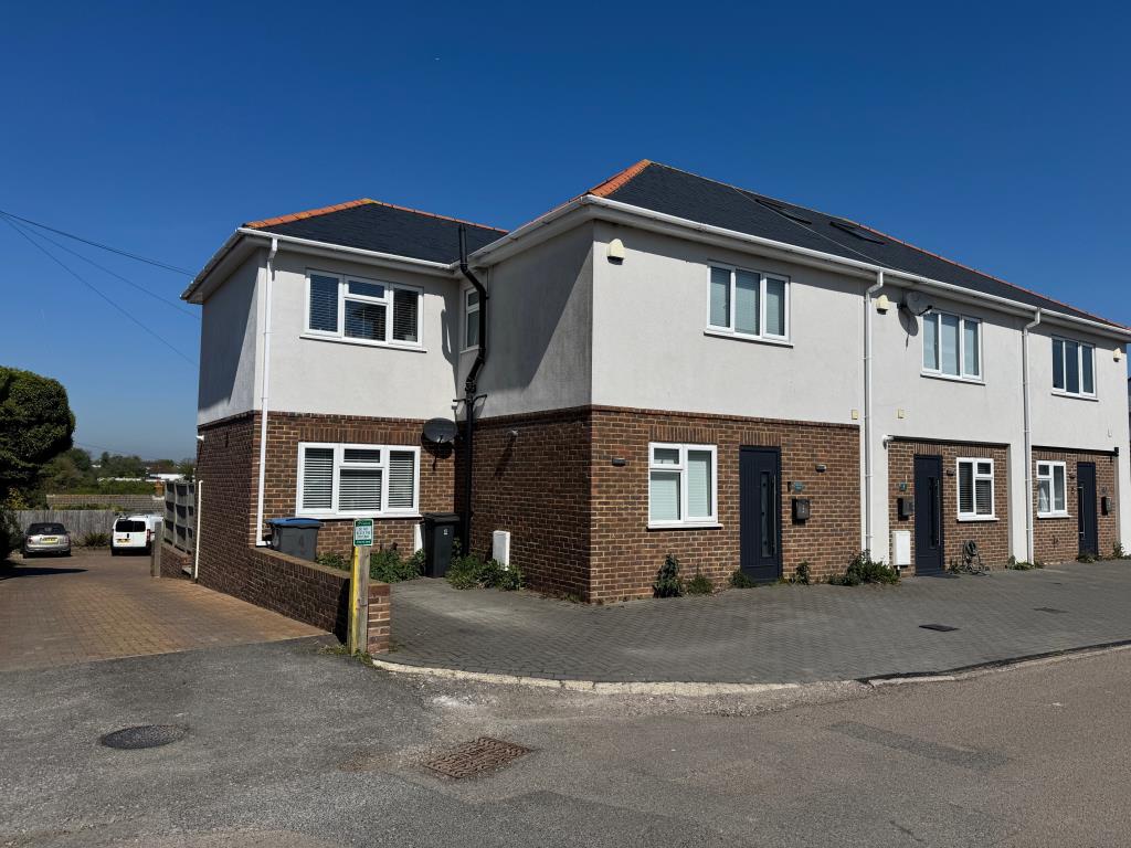Lot: 185 - THREE-BEDROOM END-TERRACE HOUSE - Front of property